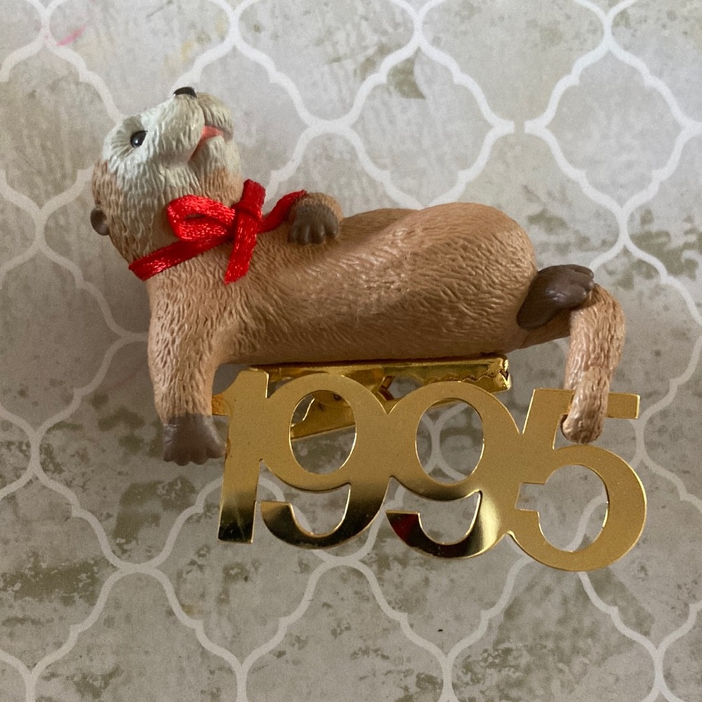 VTG 1995 Hallmark Keepsake Fabulous Decade Otter Christmas Ornament